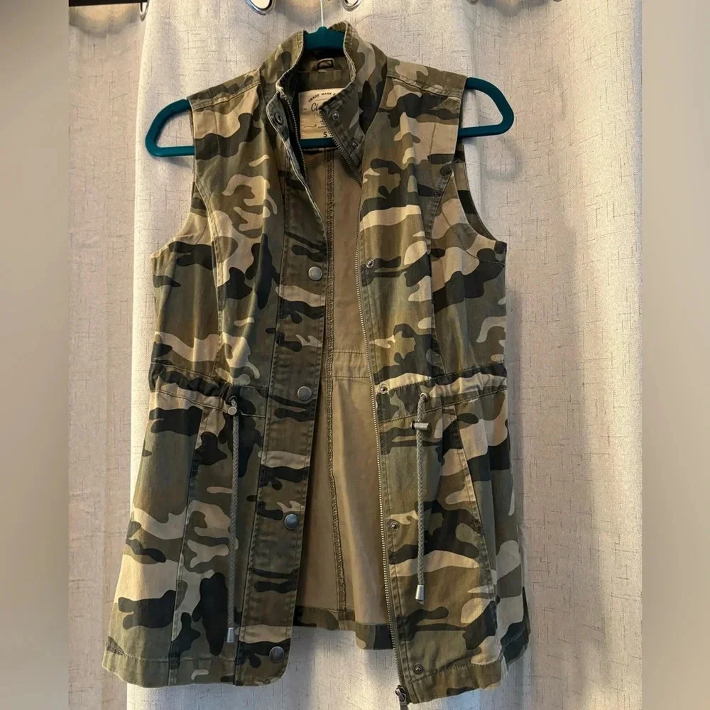 Ci Sono Camouflage Vest Zippered‎ with snaps and cinch tie option. Size S.